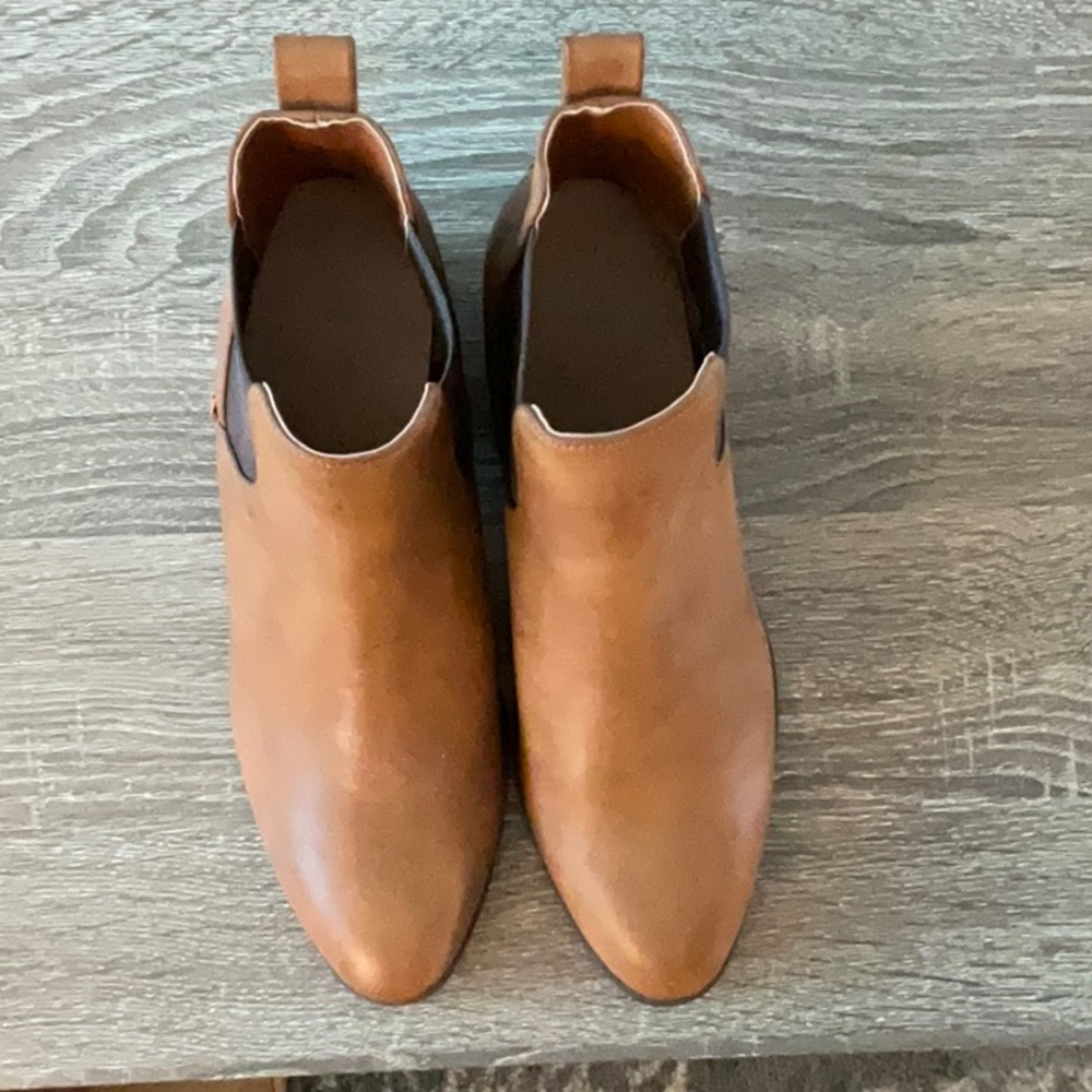 Women’s Very Nice heeled Brown boots.